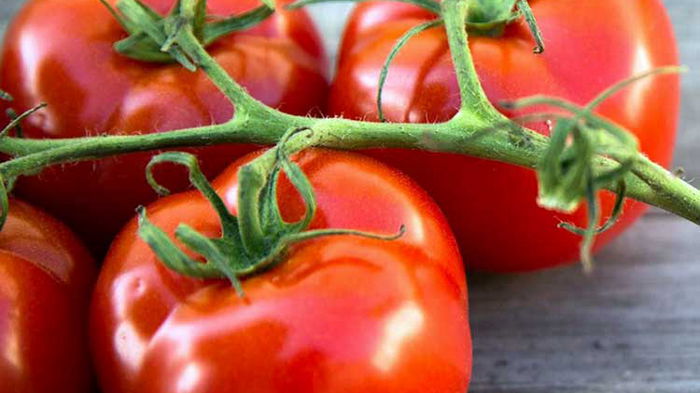 Вот как применять помидор, чтобы быстро избавиться от возрастных пятен, угрей и морщин!