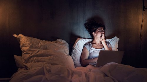 7 ошибок перед сном, из-за которых растёт вес.