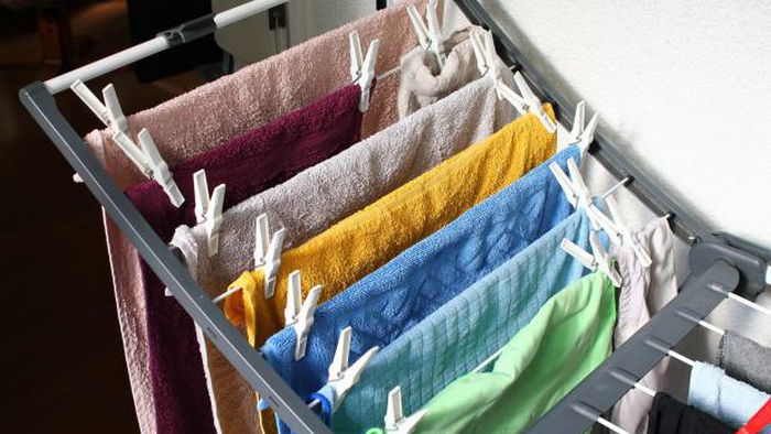 Почему нельзя сушить одежду в комнате