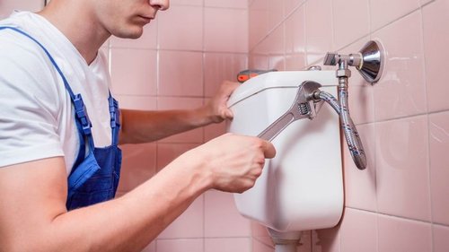 Как справляется с конденсатом на трубах сантехник, работающий ночами