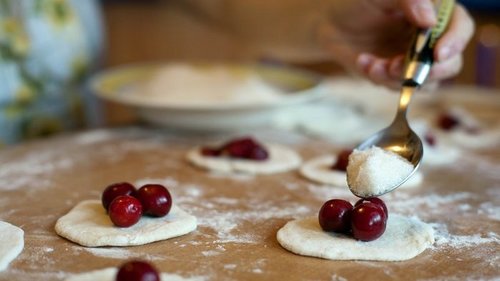 Ошибки вечно спешащих хозяек во время варки вареников с вишней