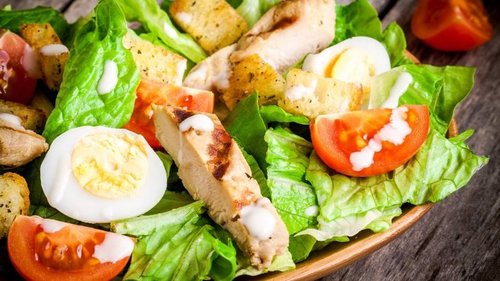 Рецепт ленивого салата из летних овощей