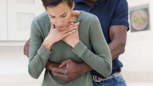 Если вы подавились, задыхаетесь и некому помочь — используйте этот спасительный прием!