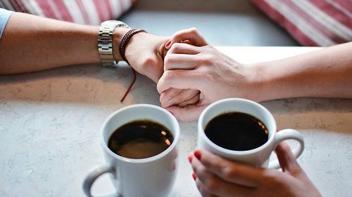 За что родители одну сестру обделяют, а другую купают в роскоши