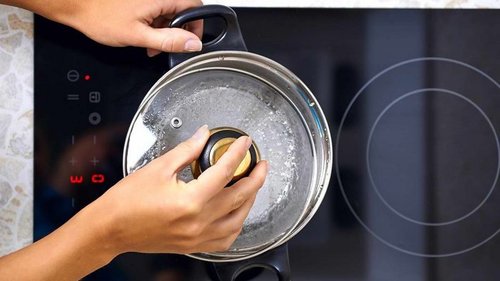 Почему хозяйки массово меняют старые газовые плиты на встроенные индукционные