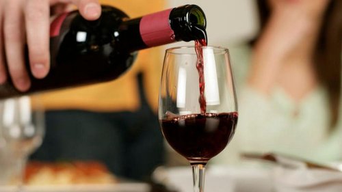 Стоит ли выпивать бокал красного вина во время ужина: ответ ученых