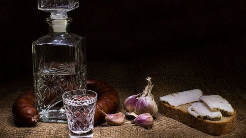 Как правильно пить водку и с чем ее подавать?