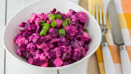 Салат с поджаренной свеклой, от второй тарелки которого не откажется никто