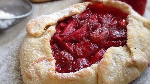 Как Юлия Высоцкая готовит пирог-галету с ягодами