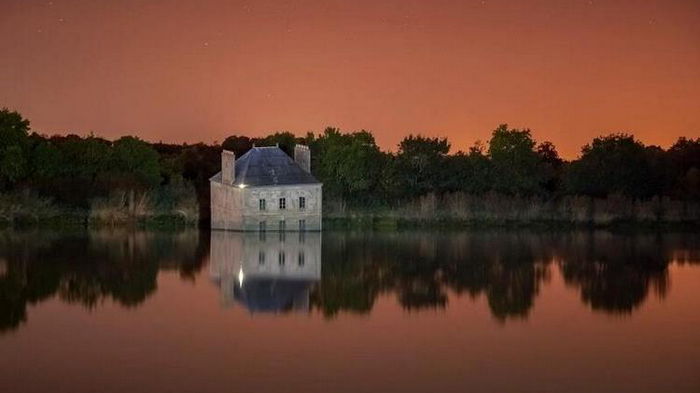 Почему посреди реки во Франции уже много лет плавает старинный дом