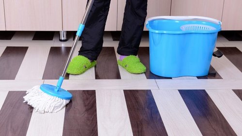 Получила первую зарплату и купила старикам швабру с отжимом, раньше мама мыла полы руками