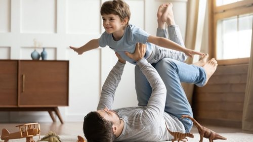 Чем позднее вы станете папой, тем лучше будет для вашего ребёнка. Вот почему!