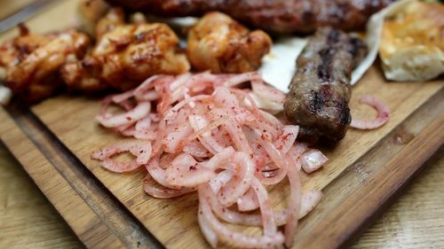 Турецкая свекровь маринует лук с размахом, чтобы застолье не выглядело куцым