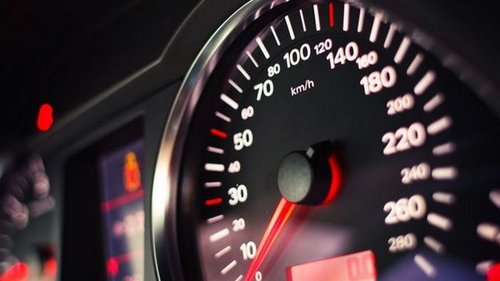 Что означают красные линии деления на спидометре автомобиля?