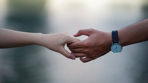 Если хотите разоблачить лжеца – не смотрите ему в глаза, а обратите внимание на руки