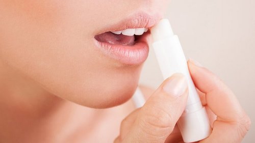 Поцелуи на ветру: маски, косметика и процедуры для обветренных губ