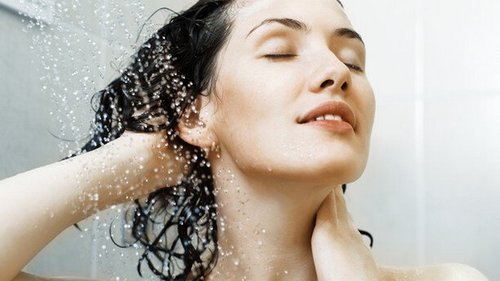 6 вредных привычек, из-за которых волосы быстро становятся жирными