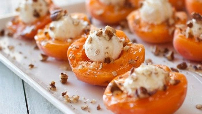 Запечённые абрикосы с миндальным кремом: готовит шеф-повар