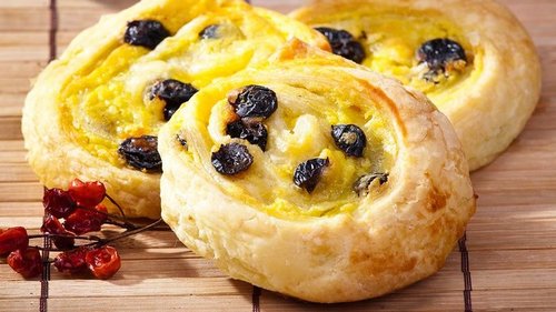 Бодрая Юлия Высоцкая готовит летние десерты, точно хозяйка в Неаполе