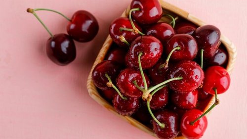 Взбиваю горячую вишню, чтобы изумить гостей десертом