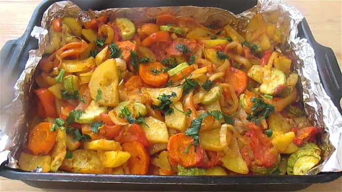 Запечённая картошка с сосисками, помидорами и сыром