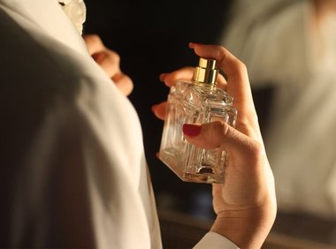 Как закрепить аромат духов на весь день? Очень простой трюк!