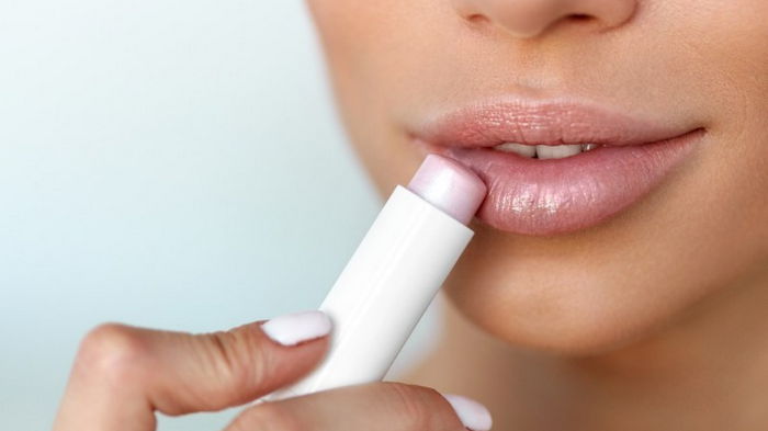 12 способов необычного использования гигиенической губной помады