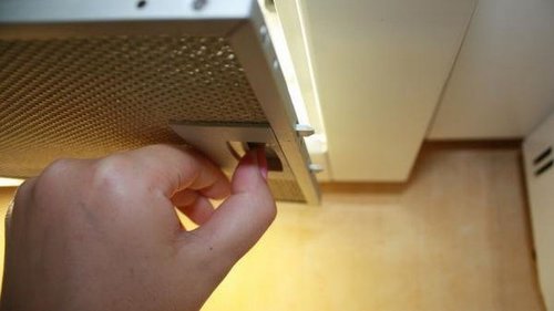 Вот как без мучений отмыть замусоленный фильтр для вытяжки