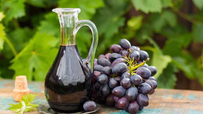 Виноградный уксус — полезные свойства, вред и секреты применения