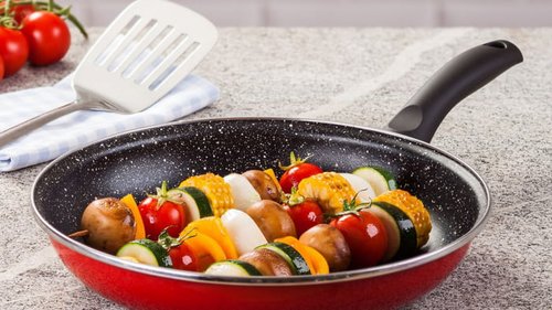 Как можно пожарить продукты без масла на сковороде