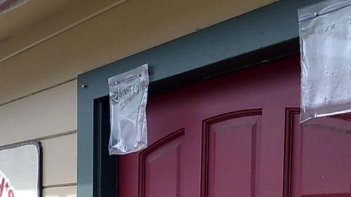 Если вы увидите пакет с водой над дверью у соседей, вот что это значит!