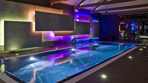 Как организовать освещение в бассейне, рассказывает «Импербуд»