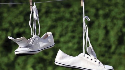 Чем отстирать белые кеды, или что справится с желтыми пятнами и разводами