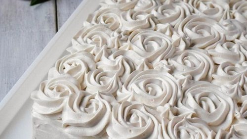 Сладкий, ароматный и с изюминкой: ореховый торт с кофе и сливками