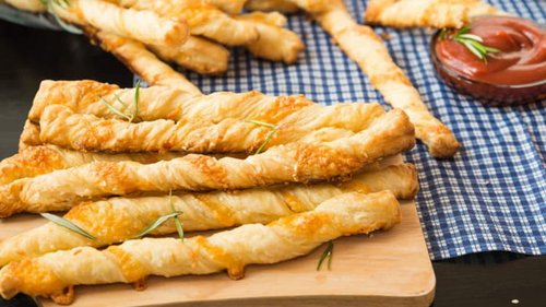 Сырная закуска из слоеного теста