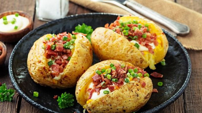Фаршированный картофель — очень простая, но вкусная еда