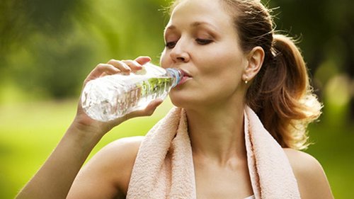 Врачи не советуют наливать воду в пустые пластиковые бутылки. Вот почему