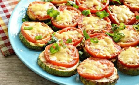 Вкусная закуска: кабачки с помидорами под сыром!