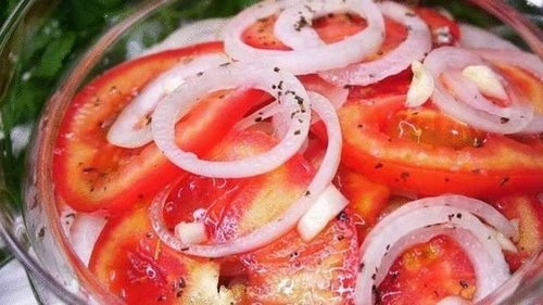 Закуска из помидоров и лука: весь секрет в маринаде