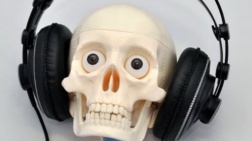 Врач рассказал об опасности длительного использования наушников