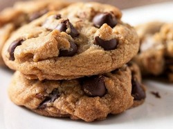 Печенье с шоколадными каплями и орехами (видео)