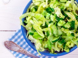 Простой салат с капустой и огурцами (рецепт)