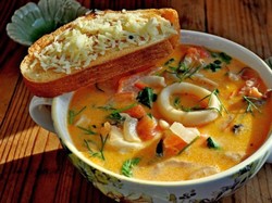 Сливочный суп из морепродуктов и томатов