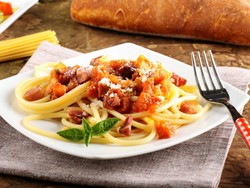 Спагетти в томатном соусе с беконом (рецепт)