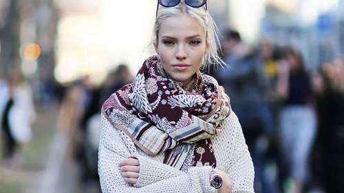 Модные тренды осени 2021: как правильно подобрать шарф под верхнюю одежду