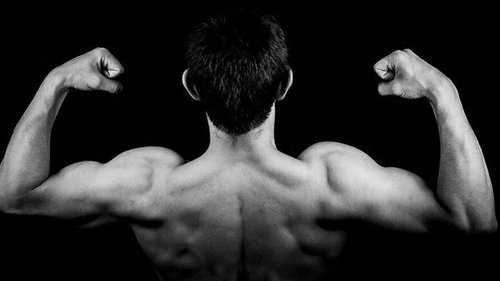 Тренер показал, как накачать грудь с помощью фитнес-резинок