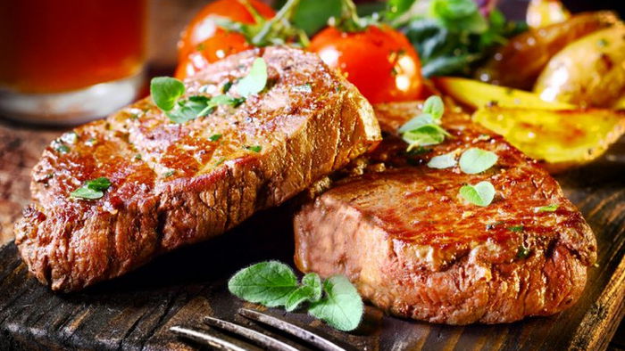 Жарим мясо вкусно и правильно: советы шеф-повара