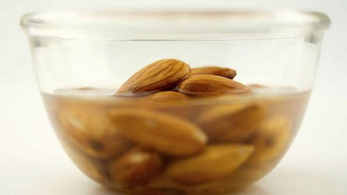 Почему орехи надо замачивать перед тем, как есть?