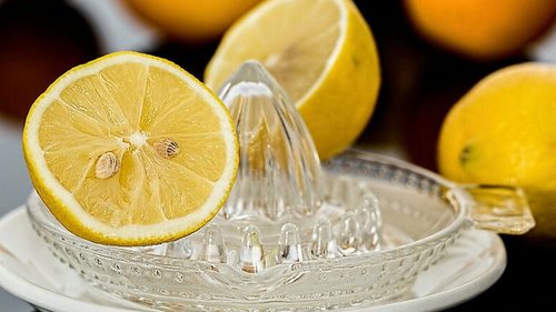 Зачем класть разрезанный лимон рядом с кроватью перед сном