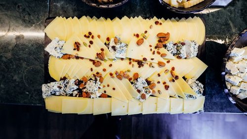 Как отличить сыр от сырного продукта: 3 простых правила